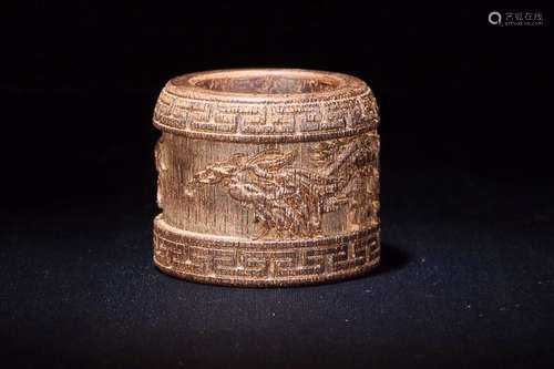 17-19TH CENTURY, A DRAGON AND PHOENIX PATTERN OLD AGILAWOOD THUMB RING, QING DYNASTY