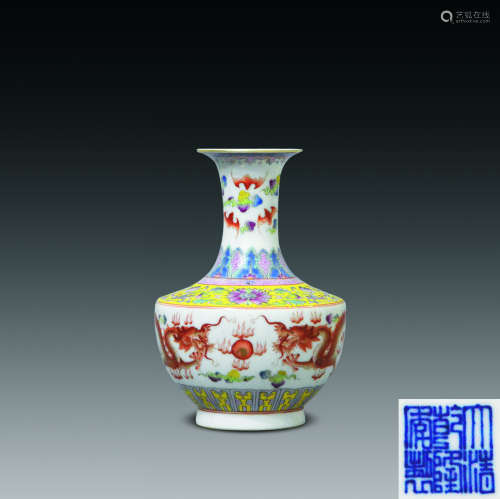 清中期 珐琅彩缠枝花卉矾红描金双龙瓶