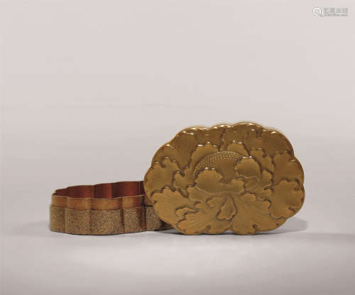 明治时期 金莳绘牡丹花形盒