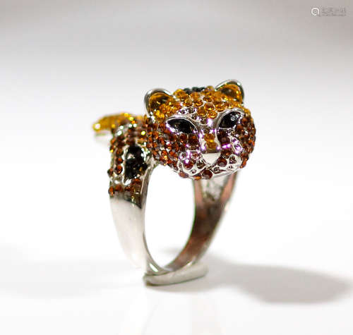 A large high quality sterling silver designer ring depicts a tiger