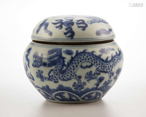 A blue and white jar and cover decorated with leaping dragon