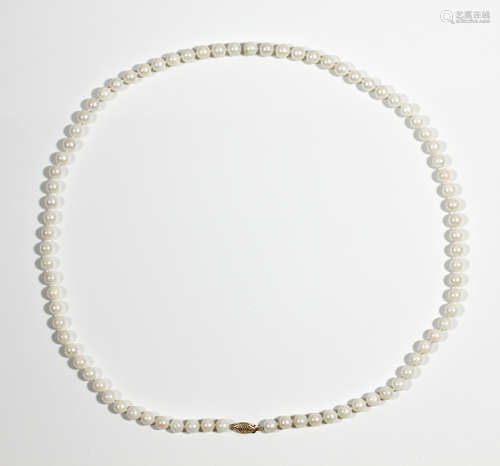 A single strand of cultured pearls with 14kt yellow gold clasp set