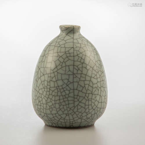 A Chinese Ge - type celadon crackle-glaze vase / jar