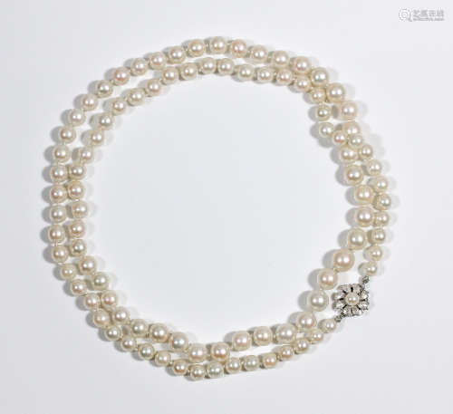 A single strand of cultured graduated pearls with 14kt white gold clasp set