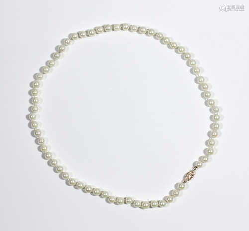 A single strand of cultured pearls with 14kt yellow gold clasp set