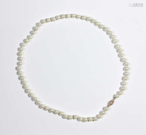 A single strand of cultured pearls with 14kt yellow gold clasp set