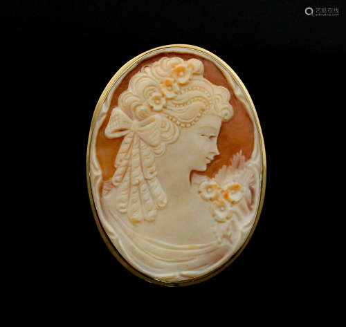 A cameo pin / pendant set in 14kt gold