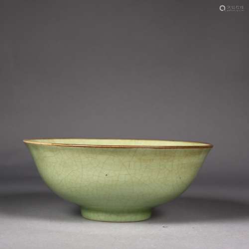 A Chinese Celadon-Glazed Crackle Stlye Bowl.
