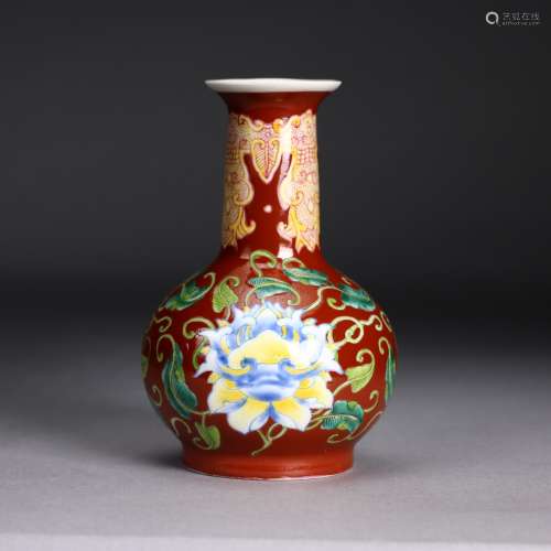 A Chinese Famillie Rose Porcelain Vase