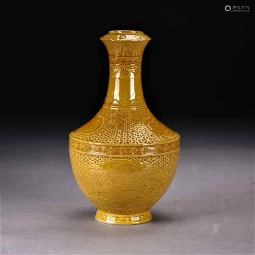 A Chinese Antique Yellow glazed vase, Qianlong Mark