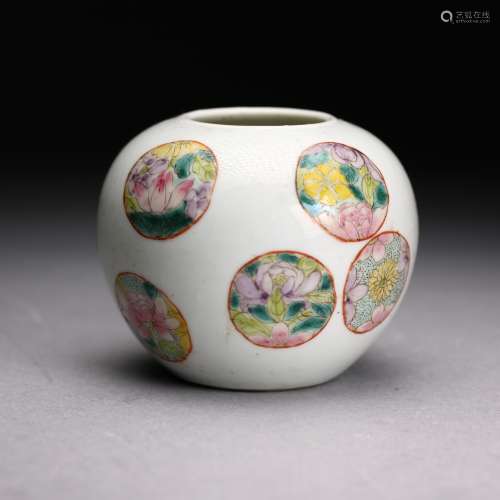 A Chinese Familie Rose Jar,Qing dynasty