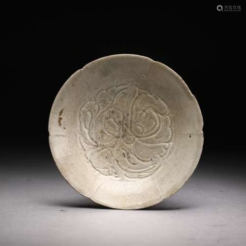 A DINGYAO INCISED 'LOTUS' DISH,SONG/JIN DYNASTY