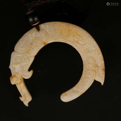A  ARCHAISTIC WHITE & RUSSET JADE 'DRAGON' PENDAN,HUANG