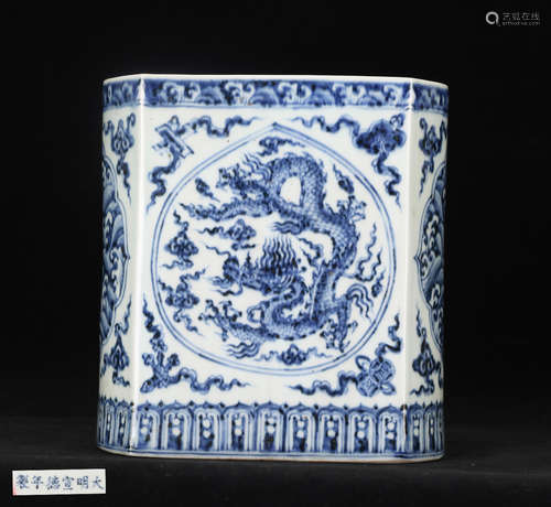 A BLUE & WHITE PORCELAIN BOOK TUBE WITH DAMINGXUANDE MARK