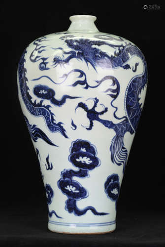 A BLUE & WHITE PORCELAIN DRAGON DESIGN VASE