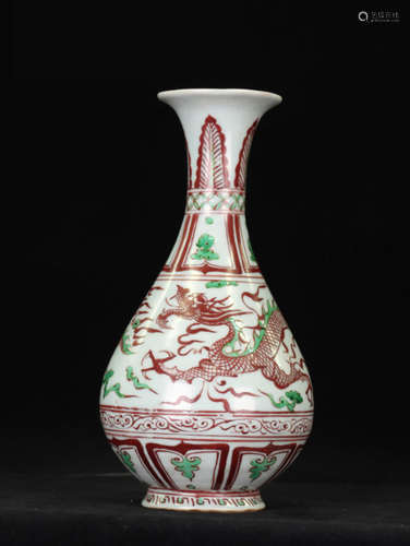 A RED & GREEN GLAZE PORCELAIN VASE IN DRAON DESIGN