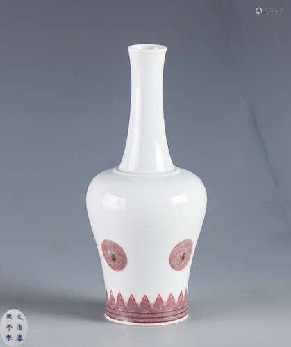 A RED GLAZE PORCELAIN VASE