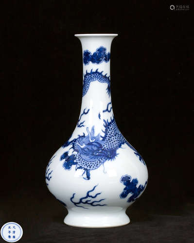 A BLUE & WHITE PORCELAIN DRAGON DESIGN VASE WITH YONGZHENG MARK