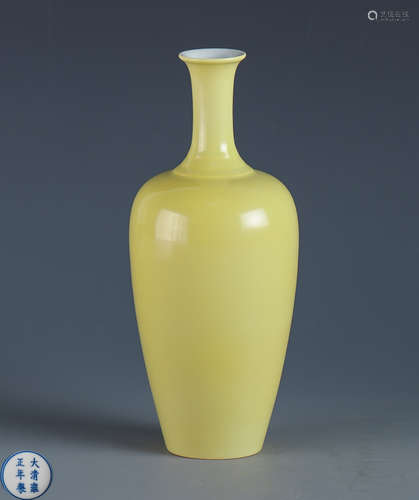 A YELLOW GALZE VASE WITH DAQINGYONGZHENG MARK