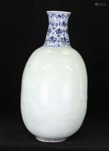 A BLUE & WHITE PORCELAIN FLAT VASE