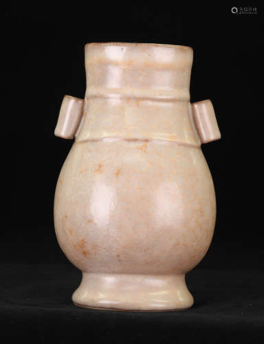 AN OFFICIAL GLAZE VASE WITH PIERCED HANDLES