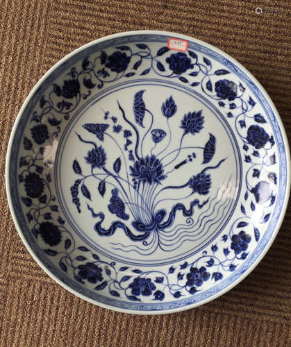 A BLUE & WHITE PORCELAIN PLATE IN LOTUS FLOWER DESIGN