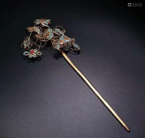 A SILVER GILT HAIR PIN