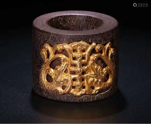 A CHENXIANG WOOD THUMB RING WITH SILVER-GILT DRAGON