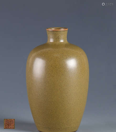 A TEA-DUST GLAZE PORCELAIN VASE