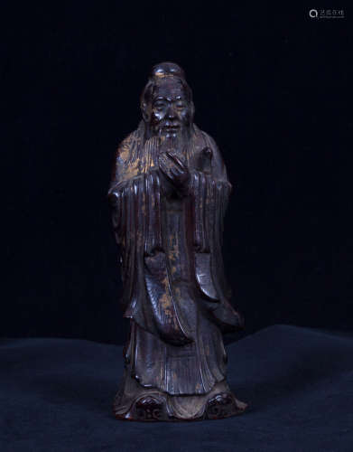 A WOOD CARVED CONFUCIUS FIGURE IN COPPER GILT