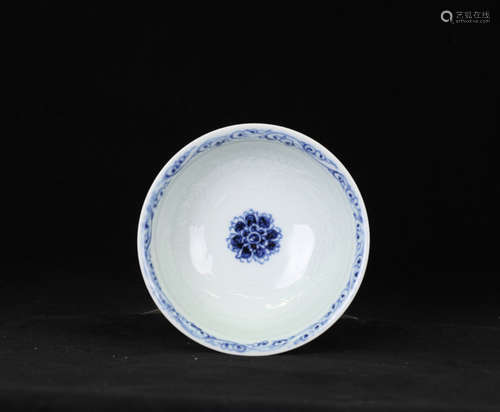 A BLUE & WHITE HIGH-FOOT BOWL IN DRAGON DESIGN