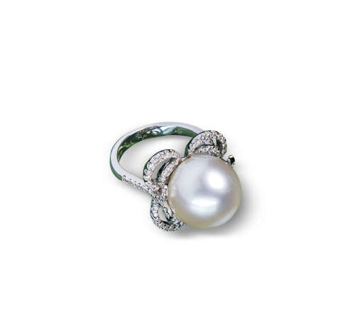 白色南洋珍珠配钻石戒指