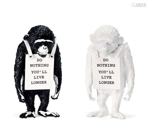 班克斯（B.1975） 2016年作 挂牌的猴子（黑；及白） （共两件） 宝丽石粉树脂
