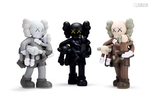 KAWS（B.1974） 2018年作 尽弃前嫌（灰；黑；及棕） （共三件） 乙烯基