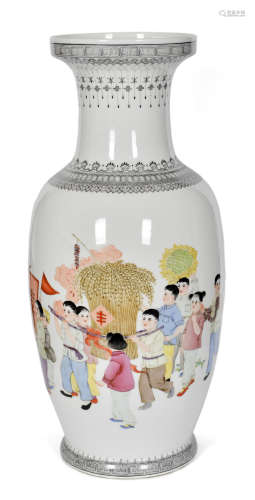 60年代 粉彩喜慶豐收人物瓶