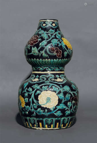 明中期  琺璍彩堆瓷纏枝蓮紋牡丹大吉瓶 來源：紐約蘇富比，2013 年3 月Lot322