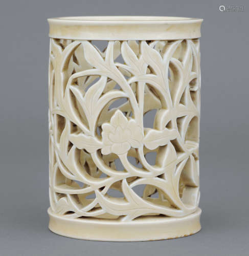 明 德化白瓷鏤雕花卉紋筆筒