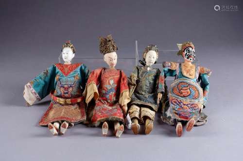 Quatre Marionnettes chinoises. A robe et tunique d...;