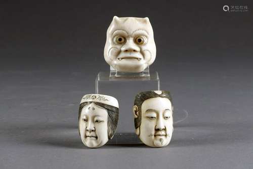 Trois petits Masques de Théâtre Nô. Aux visages ex...;