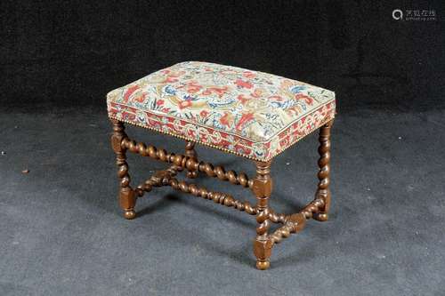 Tabouret Louis XIII. Assise garnie d'une jardinièr...;