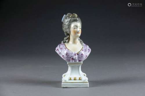 Marie Antoinette en Buste, sur piédestal. Porcelai...;