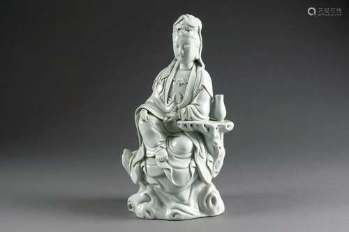 Dehua. Guanyin assise, le bras gauche reposant sur...;