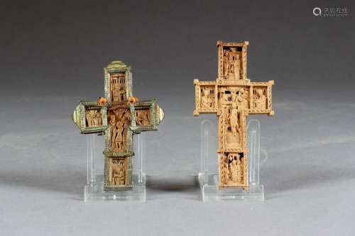Deux Croix Orthodoxes. Bois sculpté, sur les deux ...;