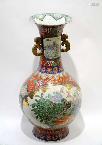 Grand Vase. Panse décorée de deux réserves animées...;