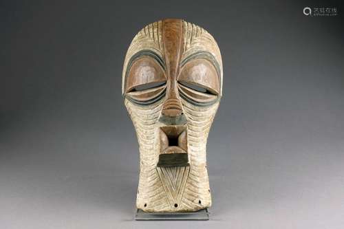 Culture Songye. Masque Kifwébé à bouche et nez pro...;