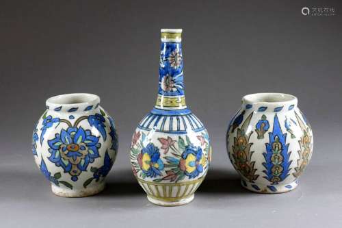 Bouteille et Paire de Vases. A motifs de fleurs et...;