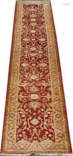 Tapis Galerie Anatolie. Fond rouge orné de tigette...;