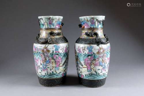 Nankin. Paire de vases, à col plissé, animés de ch...;