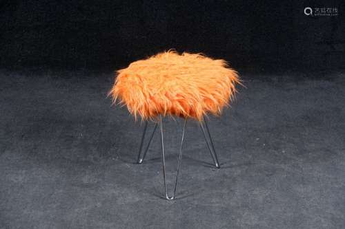Tabouret Design. Assise garnie de peluche orange. ...;