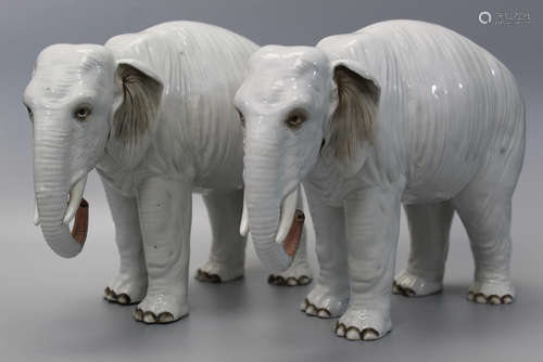 A pair of Chinese porcelain elephants. 18th Century.